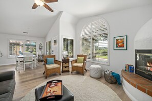 Smart TV, caminetto, libri