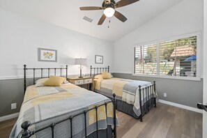 2 camere, una scrivania, ferro/asse da stiro, Wi-Fi gratuito