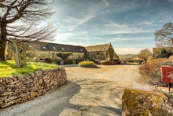A stone building with a gravel driveway and a stone wall. - Beautiful Peak District country cottage sleeping three people - dog-friendly (Buxton)