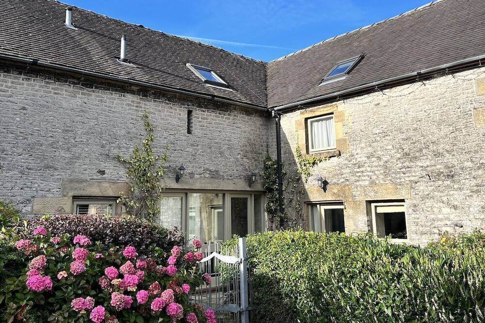 Peak District country cottage with free EV charging