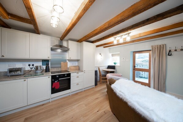 Kühlschrank, Mikrowelle, Ofen, Geschirrspüler