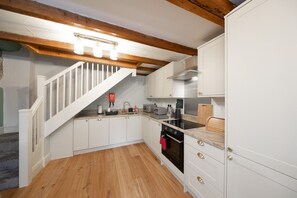 Kühlschrank, Mikrowelle, Ofen, Geschirrspüler