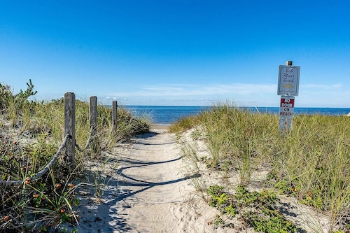 Studio steps to a private beach!! Ocean views from backyard!! 2 Paddle Boards!! 