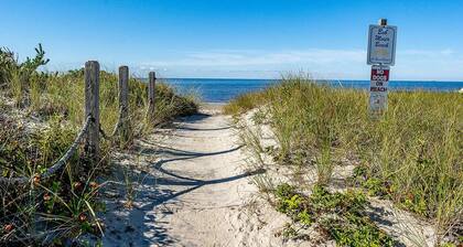 Studio steps to a private beach!! Ocean views from backyard!! 2 Paddle Boards!!