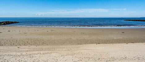 En la playa y camastros