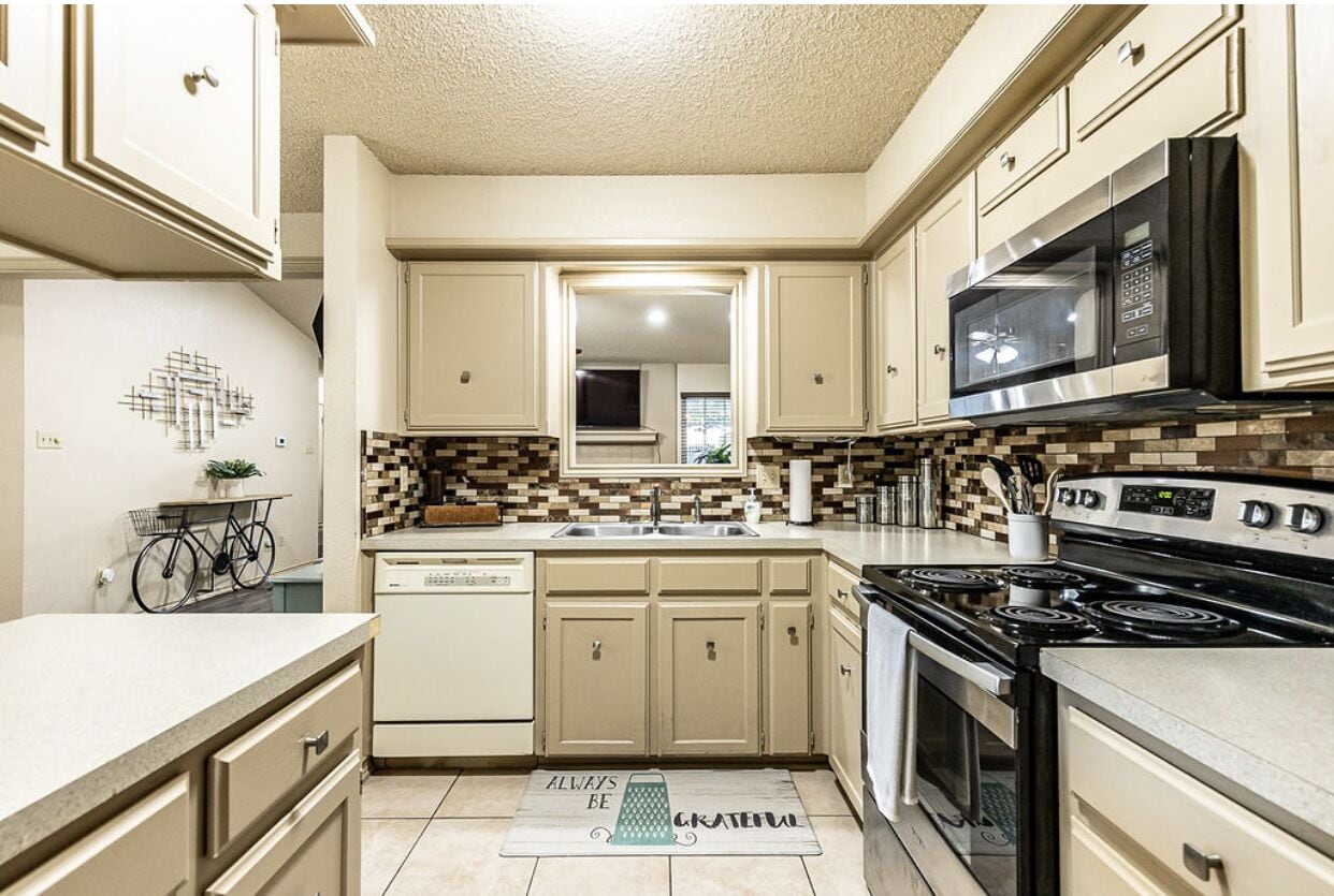 冷蔵庫、電子レンジ、オーブン、コンロ