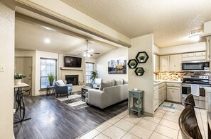 Interior - Flintwood Mac (Lubbock)