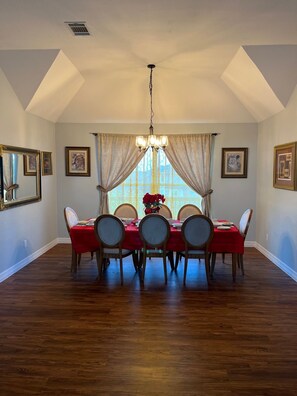 Dining - Amazing Large House in Round Rock (Round Rock)