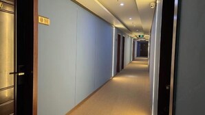 A hotel corridor with doors on the left, a sign indicating room number 5172, and a long hallway with doors on both sides. - Zhaoqing Dengfeng Business Hotel B (Huaiji)