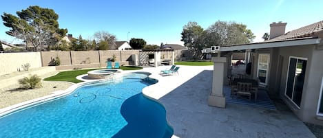 Piscina all'aperto, una piscina riscaldata