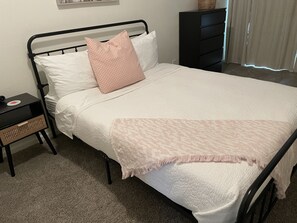 5 Schlafzimmer, Schreibtisch, Bügeleisen/Bügelbrett, Reisekinderbett