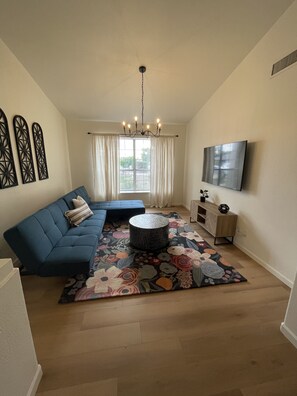 Smart-TV, Tischtennisplatte, Bücher