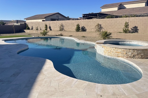 Una piscina al aire libre, una piscina climatizada