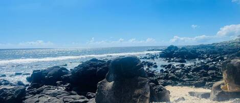 Nära stranden, solstolar och strandhanddukar