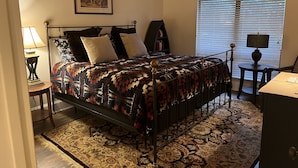 Room - Cotswald-Southpark condo (Charlotte)