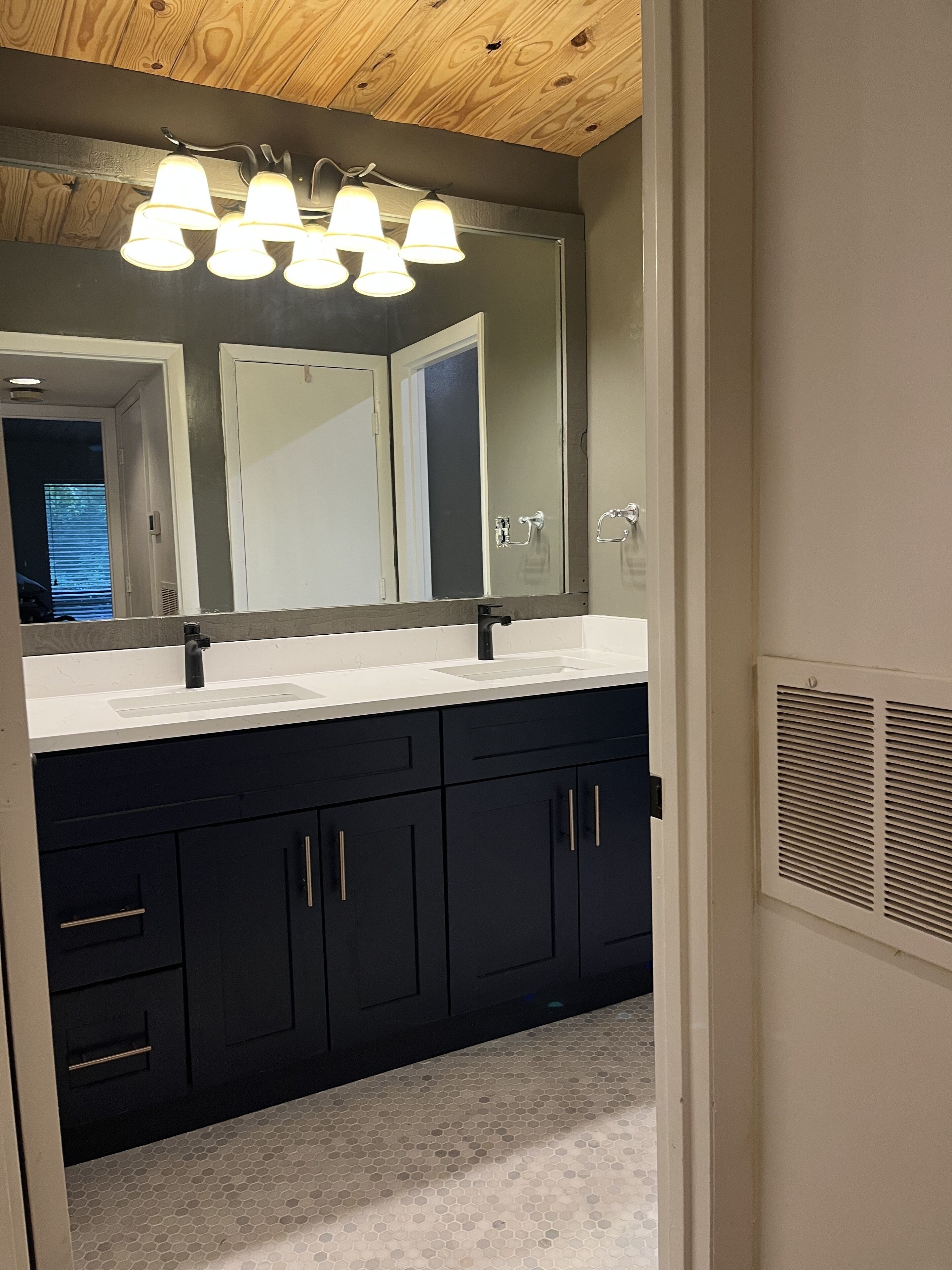 Cotswald condo 5 min to uptown…..30%off