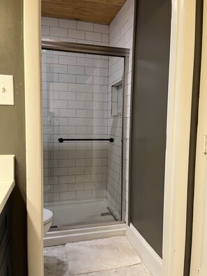Dusche, Haartrockner, Handtücher, Seife