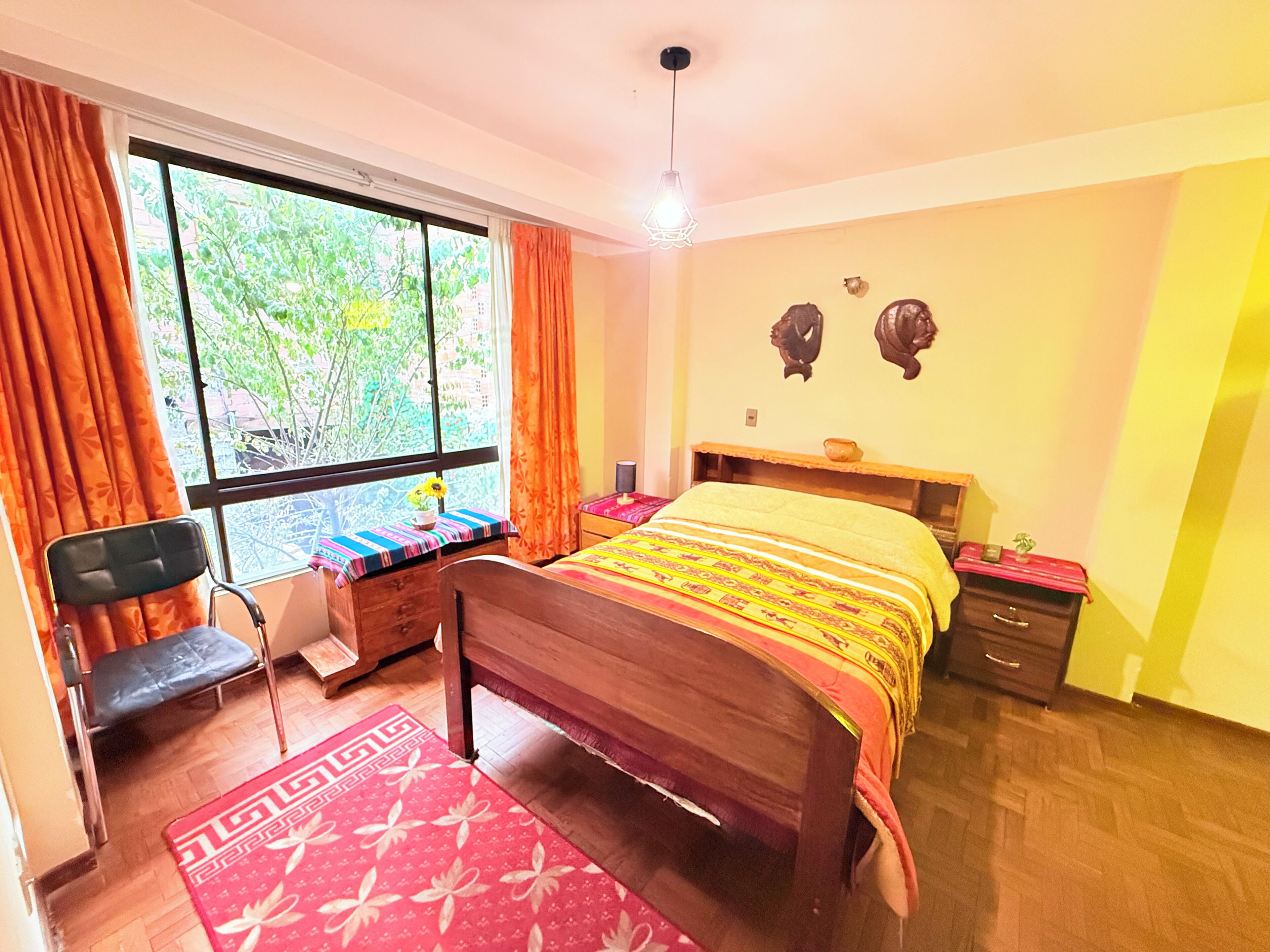 Cubrecamas, artículos del minibar gratis y decoración personalizada 