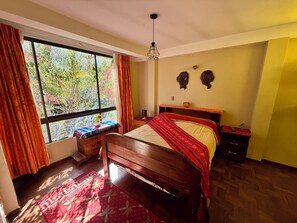 Down comforters, free minibar items, individually decorated - Casa de huespedes La Casa Bonita (La Paz)