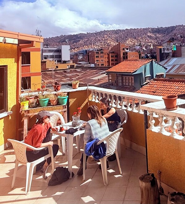 A terrace with a view of a densely packed cityscape, featuring a mix of residential and commercial buildings. - Casa de huespedes La Casa Bonita (La Paz)
