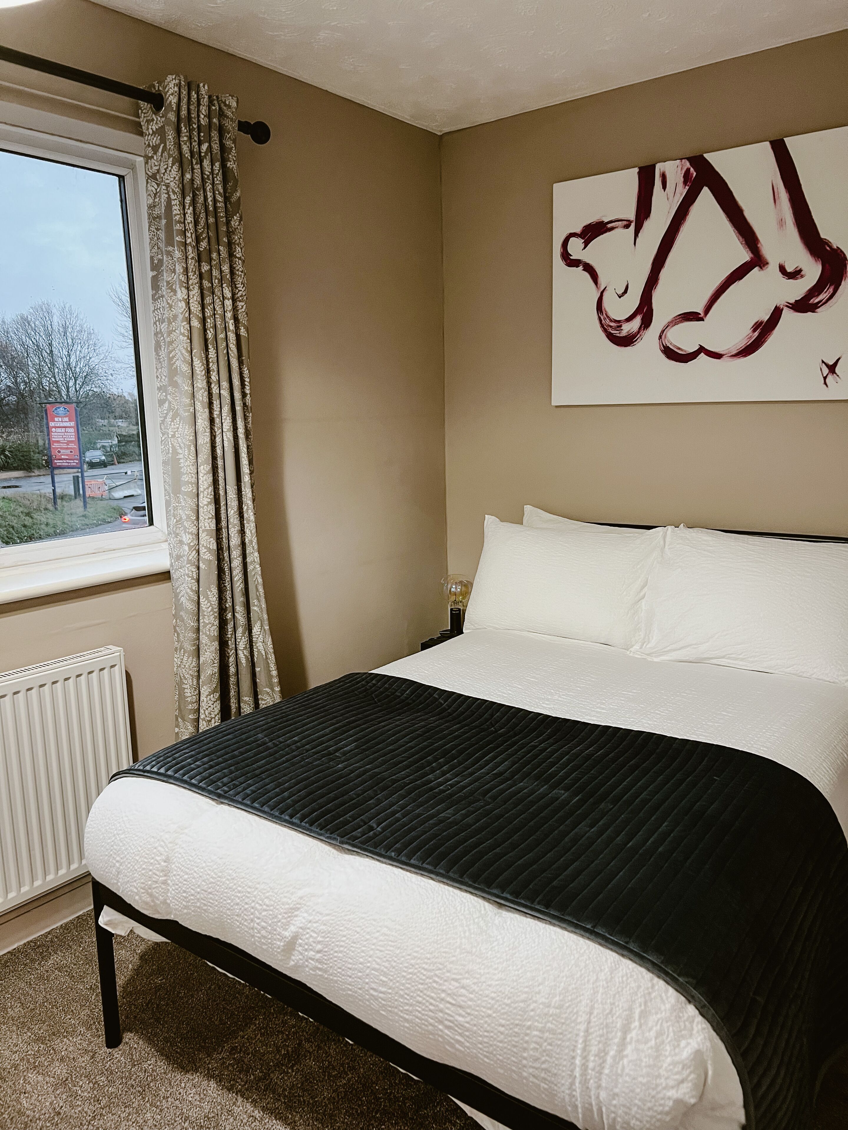 2 habitaciones, escritorio, tabla de planchar con plancha y wifi gratis 