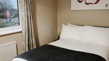 2 habitaciones, escritorio, tabla de planchar con plancha y wifi gratis