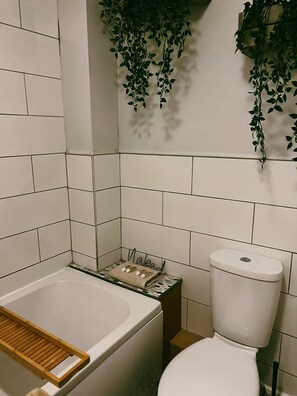 Combined shower/bathtub, hair dryer, towels, soap - Mews House 5 mins walk the sea (Cleethorpes)