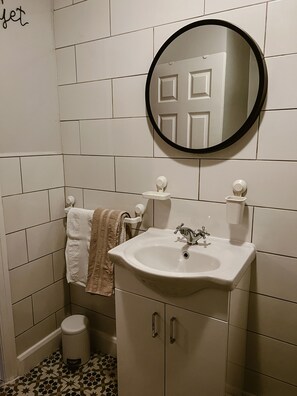 Duschwanne, Haartrockner, Handtücher, Seife