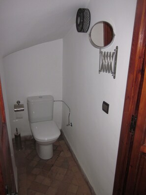 Chuveiro, toalhas de banho, papel higiênico