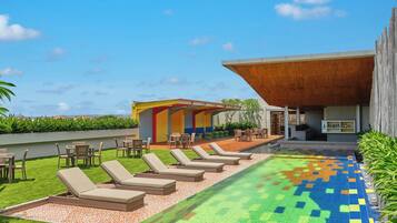 Kolam renang outdoor, dengan payung kolam renang dan kursi berjemur