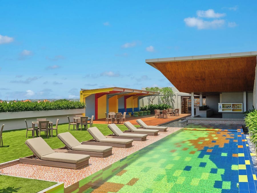 Alberca al aire libre, sombrillas en la alberca y camastros