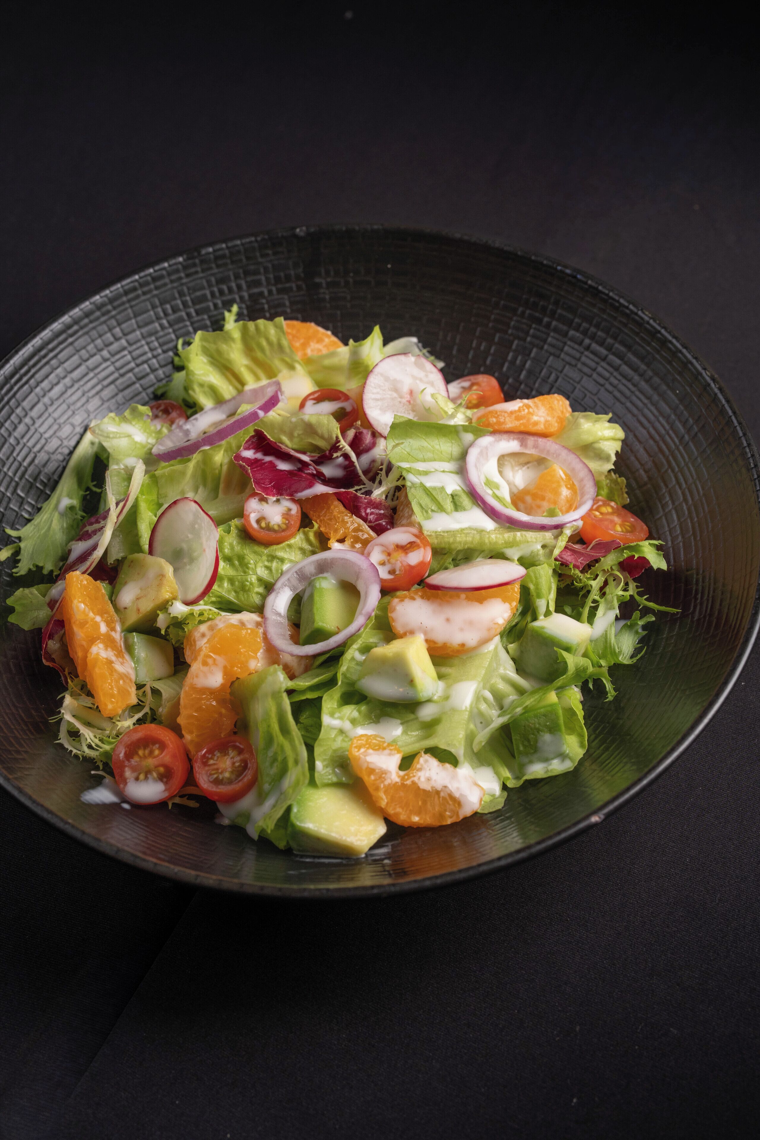 Ensalada con diversos ingredientes en un tazón.