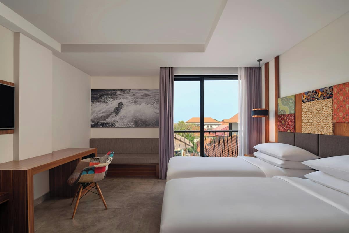 ห้องซูพีเรีย, เตียงเดี่ยว 2 เตียง, ระเบียง, วิวเมือง (Balcony) | ตู้นิรภัยในห้องพัก, โต๊ะทำงาน, พื้นที่ทำงานแบบใช้แล็ปท็อป, ผ้าม่านกันแสง