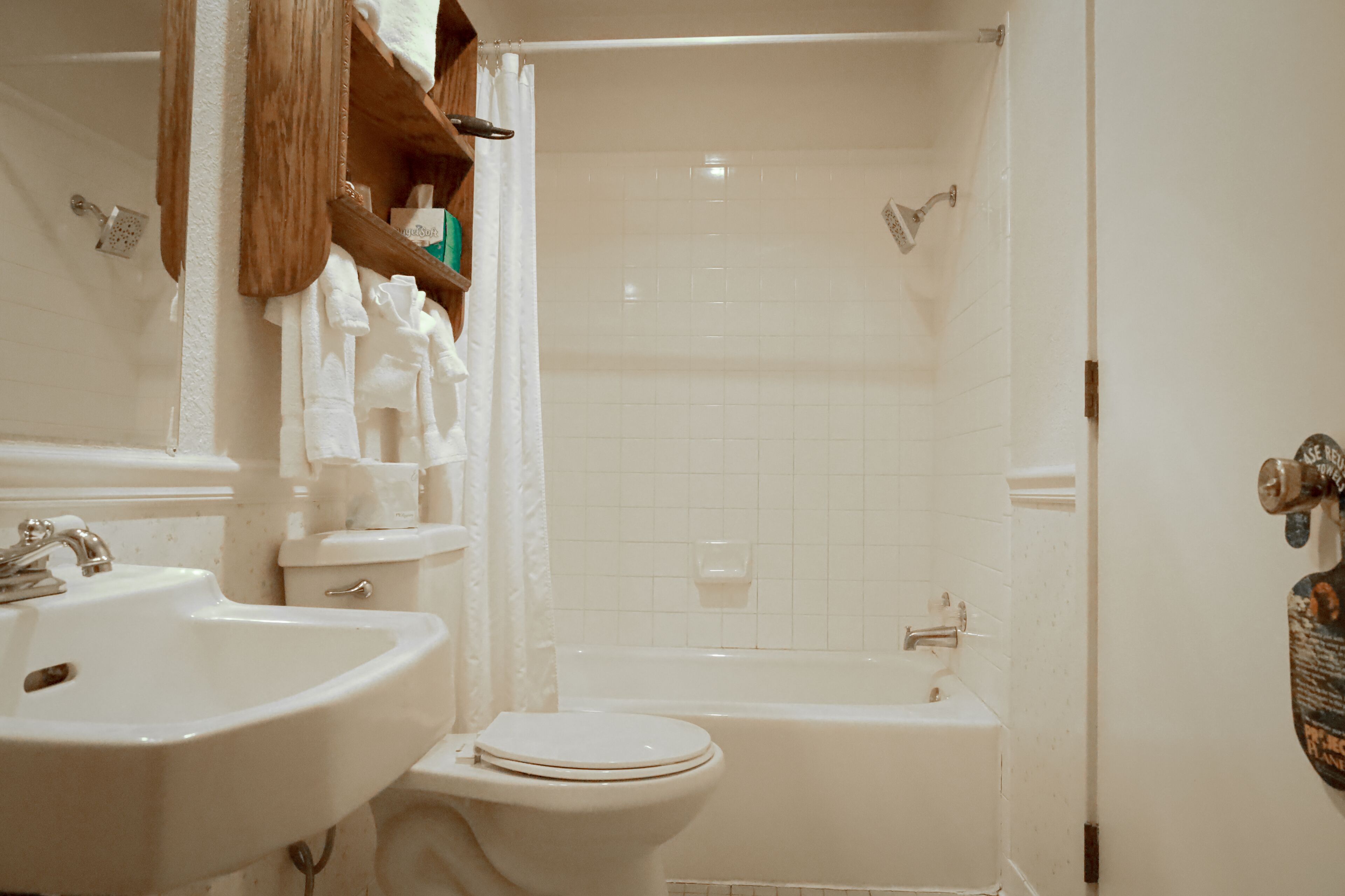 Een badkamer met een wastafel, toilet en bad.