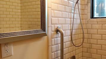 Rainfall showerhead, free toiletries, hair dryer, towels