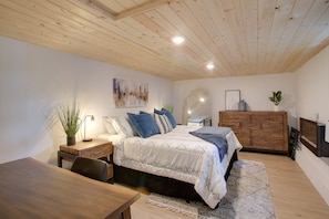 2 soverom, skrivebord, strykejern/-brett og reiseseng for barn