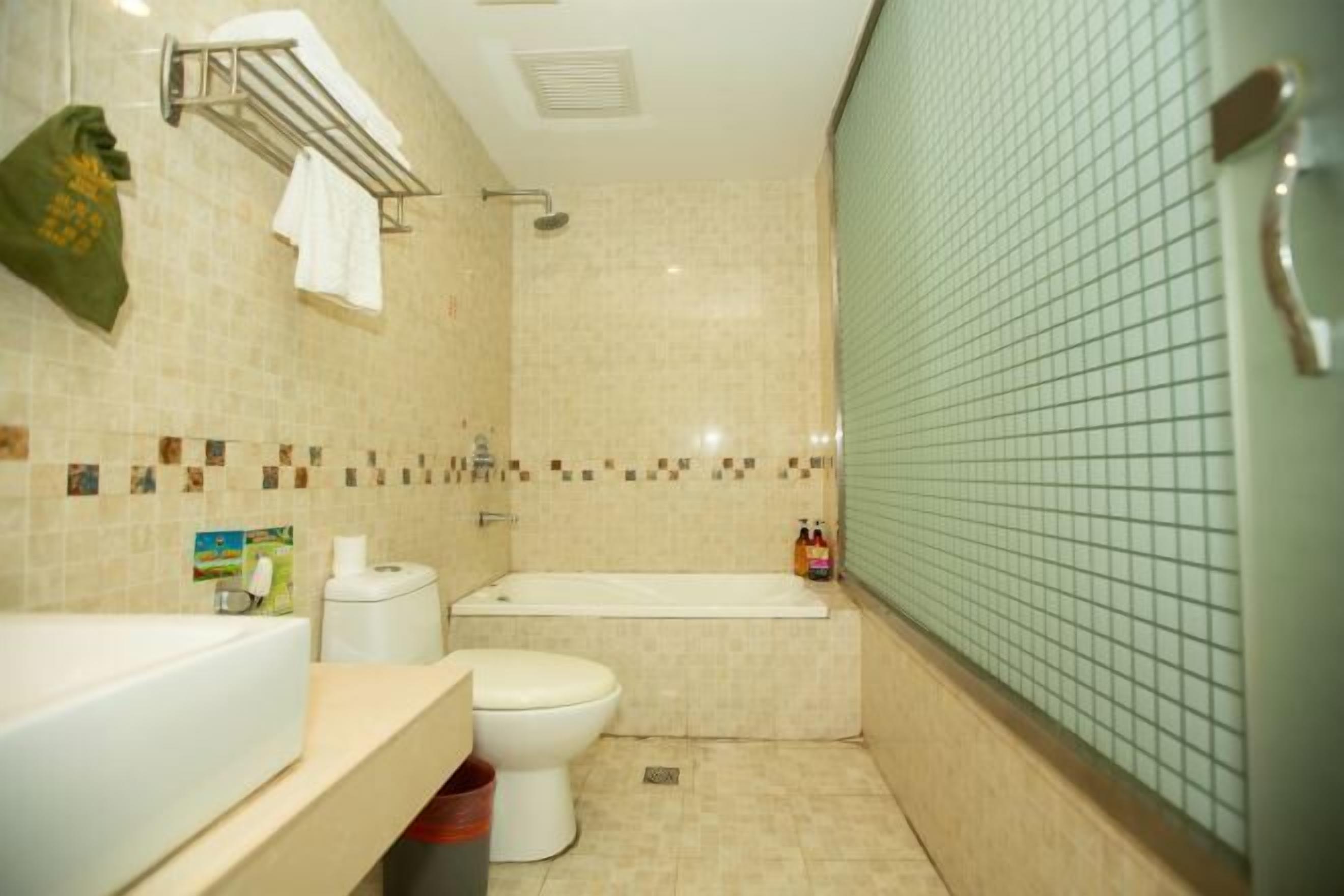 Un baño pequeño con inodoro, lavamanos y bañera.
