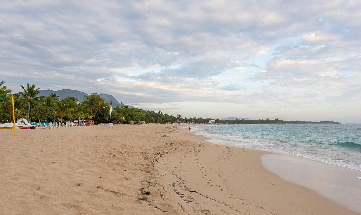Playa en los alrededores y camastros 