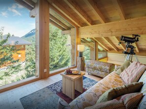 Fernseher, Kamin, Stereoanlage