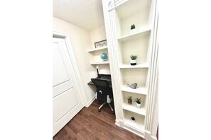 Interior - Luxury 1Bedroom/Pool View/ Galleria w/Study Desk (Houston)