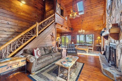 Cozy Blue Ridge Cabin: Mountain Views, Hot Tub, and Minutes from Downtown