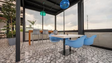 Televisión de pantalla plana de 50 pulgadas con canales por cable