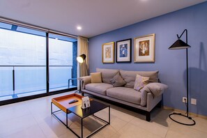 Apartamento exclusivo, 2 habitaciones, cocina, vistas a la ciudad | Sala de estar | Televisión de pantalla plana de 50 pulgadas con canales por cable