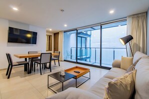 Exclusive Apartment, 2 Bedrooms, Kitchen, City View | Living room | 50-inch flat-screen TV with cable channels - Capitalia Living - Apartments - Céfiro 5 (Mexico City)