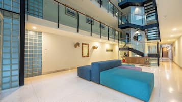 Apartemen Eksklusif, 2 kamar tidur, dapur, pemandangan kota | Resepsionis