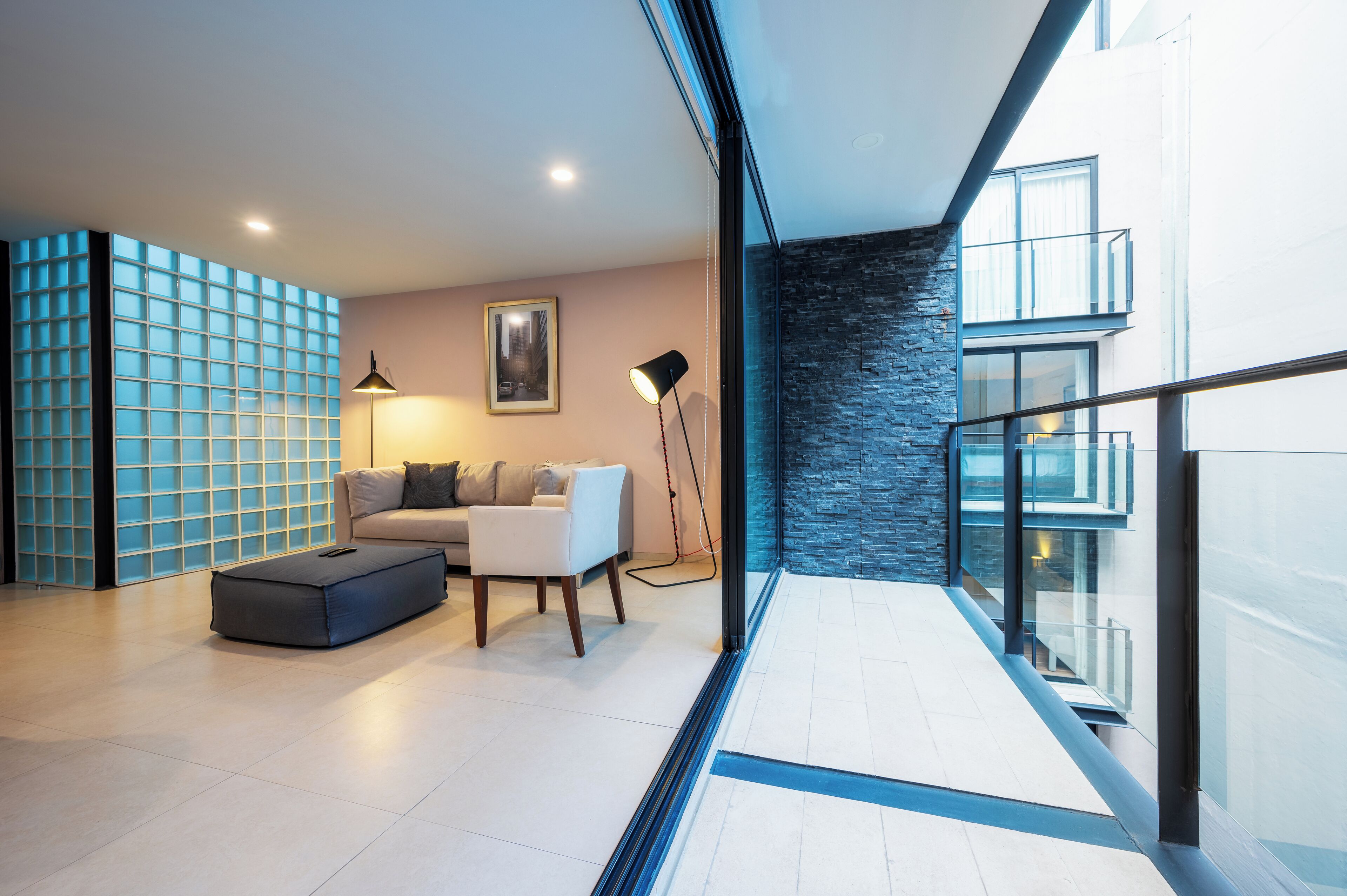 Departamento exclusivo, 2 habitaciones, cocina, vista a la ciudad | Sala de estar | Televisión de pantalla plana de 50 pulgadas con canales por cable 