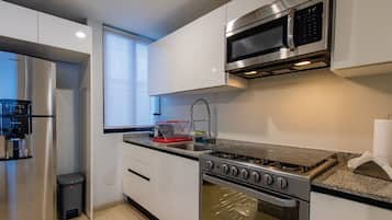 Departamento exclusivo, 2 habitaciones, cocina, vista a la ciudad | Cocina privada | Microondas, horno, cafetera y tetera y licuadora