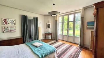 6 chambres, bureau, fer et planche Ă repasser, lit parapluie