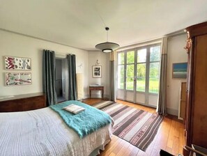 6 bedrooms, desk, iron/ironing board, travel cot - French Manor House in Fontainebleau Forest (Seine-Port)