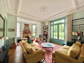 Computer monitors, printers - French Manor House in Fontainebleau Forest (Seine-Port)